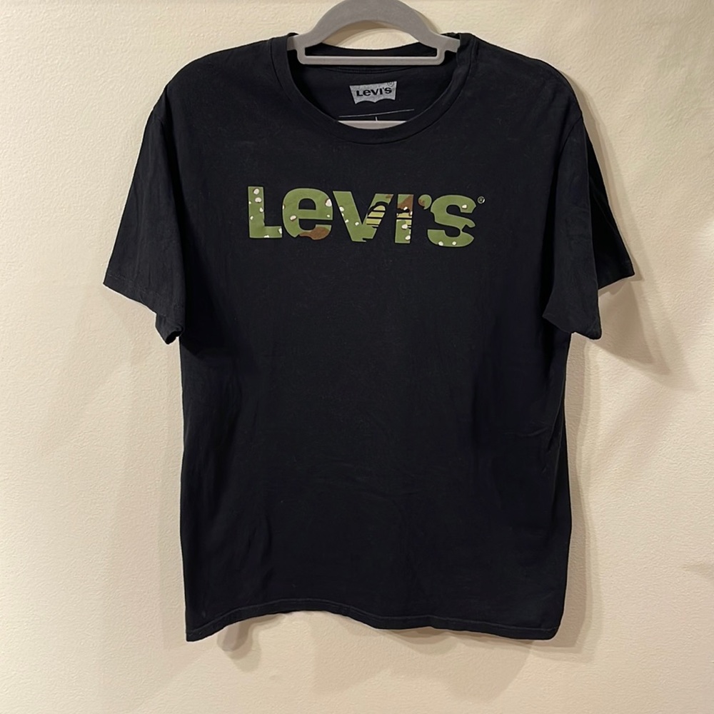 Levi’s camo logo tee